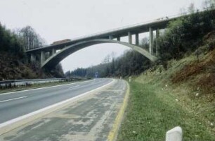 BW 239b, Bogenbrücke