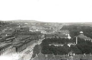 Stuttgart, Stadtansicht : Stuttgart. Blick vom West-Turm der Stiftskirche über Königstraße und Schlossplatz zum Hauptbahnhof