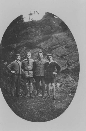 Die Gründer der Ortsgruppe Bermsgrün des Kommunistischen Jugendverbandes Deutschlands (Paul Beck, Kurt Beck und Paul Winkler) mit Kurt Schumann 1924 : Die Gründer der Ortsgruppe Bermsgrün des Kommunistischen Jugendverbandes Deutschlands mit Kurt Schumann 1924