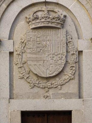 Fassadendekoration an der Südseite des Waffenhofs — Wappen