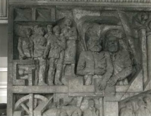 Reliefwand "Traditionen der revolutionären Arbeiterbewegung" : Reliefwand "Traditionen der revolutionären Arbeiterbewegung". Beton (1973; R. Sitte, H. Peschel, E. Ponndorf, V.Wanitschke). Abschnitt mit Karl Marx und Friedrich Engels. Halle, Leipziger Straße, Landesinstitut für Lehrerfortbildung