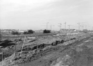 Dresden-Wilschdorf. Baustelle des Advanced Micro Devices (AMD). Ausheben der Baugrube. Blick Richtung Boxdorf