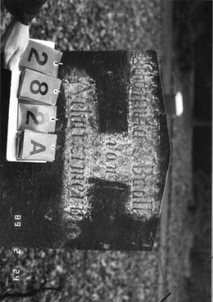 Grabstein 282 (Index: 99752232) Material: Sandstein Zustand: verwitt/abgeblätt. m. fast völl. Textverlus Maße HxBxT: 122x60x11 cm Beschreibung: Stele, giebelart. Abschl. m. Verdach. , Schriftfeld eingetieft m. Segmentbogenabschluß Symbolik: Urne: Grabstein 282A