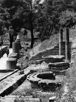 Olympia. Nymphäum des Herodes Atticus (151/175). Westlicher Rundbau (am linken Bildrand das Heraion)