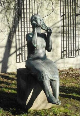 Sitzendes Mädchen