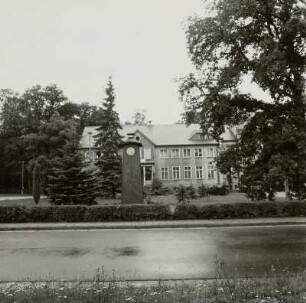 Klein Loitz. Gutshaus : Felixsee-Klein Loitz. Gutshaus mit Schloßgaststätte (18./19. Jahrhundert). Straßenfront mit Glockenuhr