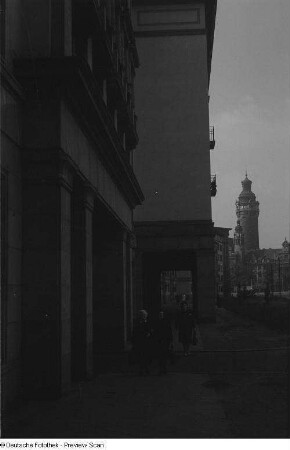 Blick in die Windmühlenstraße mit dem Neuen Rathaus im Hintergrund