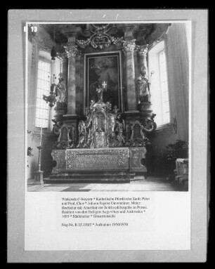 Hochaltar mit Altarblatt der Schlüsselübergabe an Petrus, flankiert von den Heiligen Augustinus und Ambrosius