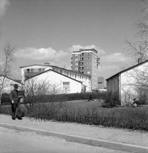 Am Goldberg: vorne Wohngebäude, dahinter Wohngebäude und Wohnhochhaus des Ulmenkamp: Blick von Südwesten