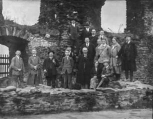 Auf Exkursion : Gruppenportrait einer Exkursionsgesellschaft in einer Ruine.