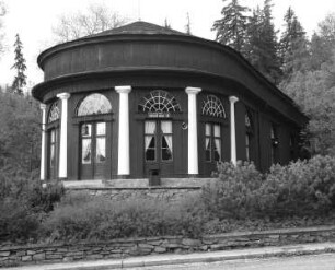 Ehemaliges Badehaus (Lázenský salón) & Musikpavillon (Hudební hala)