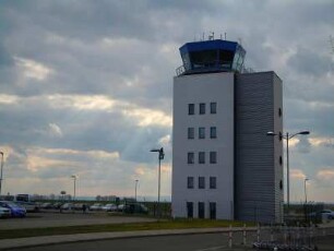 Flughafen Cochstedt mit Tower : Außenansicht des Flughafens Magdeburg-Cochstedt International mit dem Tower, aufgenommen am 18. April 2012