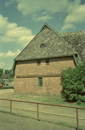 Kayhuder Straße 13: Raiffeisengebäude: westliche Giebelseite