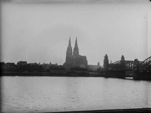 Hohe Domkirche Sankt Petrus : Kölner Dom mit Hohenzollernbrücke über den Rhein