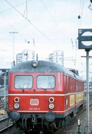 Stuttgart Hbf. Gleis 2 Einfahrt elTW 425 103