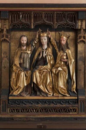Lauterbacher Marienaltar — Dritte Schauseite — Mittelschrein - Marienkrönung flankiert von Heiligen — Marienkrönung