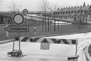 Sperrung der Auffahrt von der Südtangente auf die l 605 Richtung Ettlingen im Zusammenhang mit der Explosion eines umgestürzten Tanklastzugs auf der Südtangente beim Bulacher Kreuz am 30. November 1982