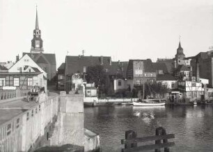 Wollin, Stadtansicht : Wollin (Wolin/Polen). Stadtansicht mit Georgen- und Nikolaikirche von der Straßenbrücke über den Odermündungsarm Dievenow. Blick nach Westen