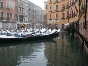 Verschneiter Gondel-Liegeplatz in Venedig hinter dem Markusplatz