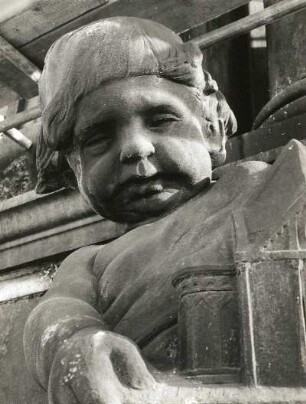 Putto mit Architekturmodell : Putto mit Architekturmodell. Sandstein (um 1905). Bruststück. Dresden-Altstadt, Schloßplatz 1, Baustelle Ständehaus (Bauphase Substanzsicherung / Wiederaufbau Dach)