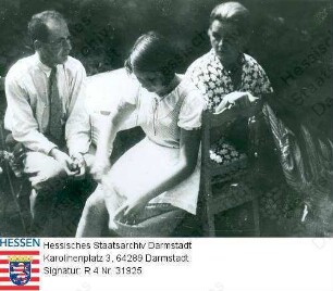 Pringsheim, Lily geb. Chun (1887-1954) / Porträt mit Sohn Karl (1907-1970) und Tochter Heidi, später verh. Genet (* 1922) im Exil in Wien auf Stühlen in Garten sitzend, Ganzfiguren
