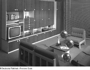 Anbauwand "Poel" : Wohnzimmermöbel. Anbauwand (1974; Möbelkombinat Nord (MKN)). Ansicht mit Sitzgruppe und Couchtisch