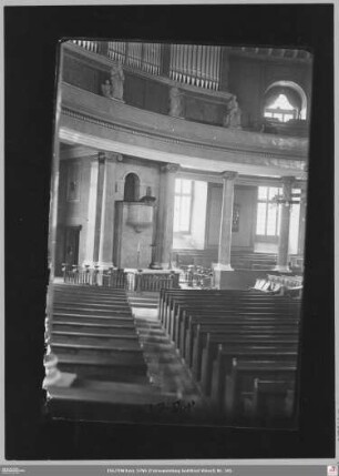 Paulskirche: Inneres mit Kirchengestühl nach Norden zum Altar