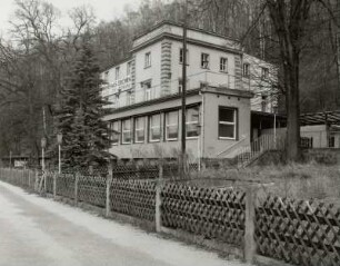 Pirna-Posta, Restaurant "Fährhaus Zeichen" : Pirna-Posta. Hotel, Café und Restaurant "Fährhaus Zeichen" (um 1900, um 1960), Oberposta 2. Straßenansicht