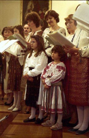 Freiburg: Rumänisches Forschungsinstitut; Kaufhaussaal; rumänischer Chor aus München