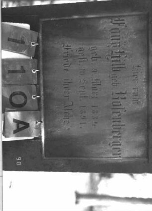 Grabstein 110 (Index: 99786778) Zustand: Inschrifttafel fehlt Maße HxBxT: 165x54x20 cm Symbolik: geknickte Rose: Grabstein 110A