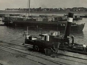 Tilsit/ Ostpreußen (heute Sowtsk). Binnenhafen an der Memel. Schiffe mit Holzladungen liegen vor Anker. Sie dienten der ansässigen Zelluloseindustrie als Rohstoff