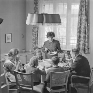 Familie beim Essen, wohl Familie von Gremmlers Verleger Hans A. Keune in Berlin