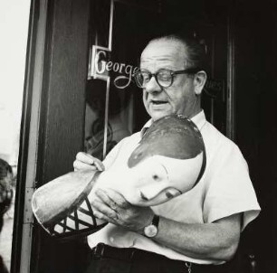 Der Fotograf und Antiquitätenhändler George Karger