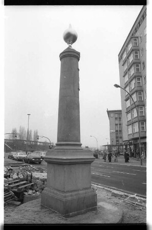 Kleinbildnegative: Meilenstein, Innsbrucker Platz, 1979