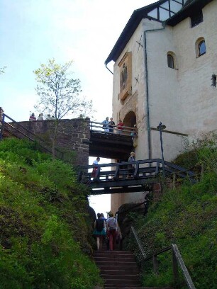Eisenach - Zugbrücke zur Wartburg : Über eine historische Zugbrücke erreichen Gäste die Wartburg bei Eisenach, aufgenommen am 30. April 2012