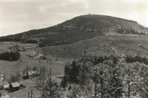 Tollenstein (heute Jiřetín pod Jedlovou-Rozhled). Blick nach Süden zum Tannenberg (779 m)