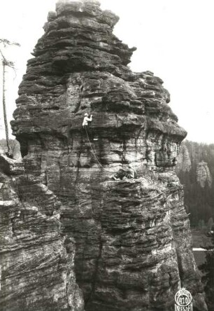 Sächsische Schweiz, Bielatal. Hauptwiesenstein. Seilschaft Rudolf Klemm am großen Überhang der Perrykante (Südkante, VIIa [VIIb]