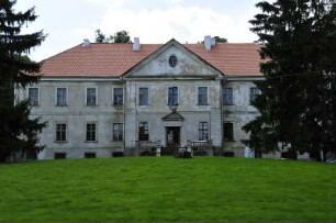 Gutshaus wird saniert : Das verfallene ehemals deutsche Gutshaus wird jetzt saniert und soll als Tagungsort genutzt werden. Aufgenommen am 13. Juli 2009 in Nakomiady (Eichmedien) in Masuren