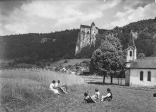 Rast an der Burg Prunn im Altmühltal : Riedenburg. Blick von der Kapelle "Geheiligte Stätte" auf dem rechten Ufer zur Burg Prunn auf steilem Kalkfelsen. Blick über den Fluss von Südosten