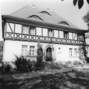 Reinsberg, Kirchgasse 6. Pfarrhaus (1589, 1921/1922 neu erbaut; bezeichnet). Gartenansicht