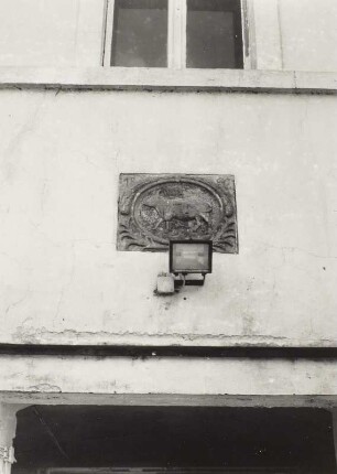Brabschütz-Podemus, Podemuser Ring 1. Bauernhof (bez. 1793). Wohnstallhaus, Tafel (bez. 1800) mit Stierrelief über Stalltür