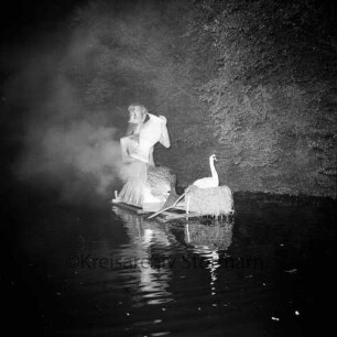 Karpfenfest: Neuhöfer Teich: Nachtaufnahme: Wasserrevue "Der verhexte Karpfenteich": Fischmensch mit Krug und Schwan, bengalische Feuer, Qualm: im Hintergrund Bäume, 10. Oktober 1965
