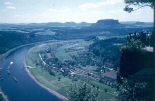 Sächsische Schweiz, Rathener Gebiet. Blick von der Basteiaussicht nach Südsüdost zum Lilienstein