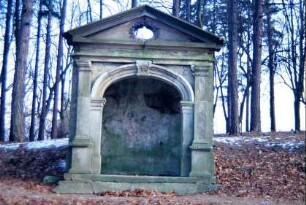 mausoleumartiges Grabmal auf dem alten Friedhof