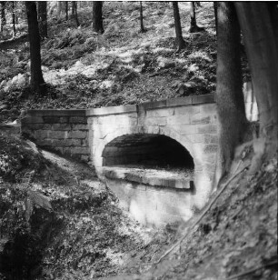 Hohe Brücke : Pirna-Graupa. Hohe Brücke, Sandstein-Bogenbrücke, Talseite. 1701/1800. 5. Brücke im Zuge des Fahrweges Wünschendorf - Graupa