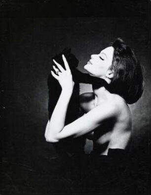 Ohne Titel (Editha mit Katze I, Berlin, etwa 1965)