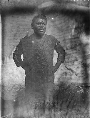 Portrait eines Nyamwezi : Portrait eines Mannes der Nyamwezi, der mit einem sackartigen Gewand bekleidet ist.