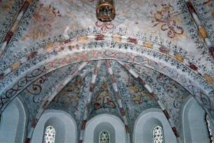 Hauptstraße 59: evangelische Kirche: Innenansicht: Chor, Detailaufnahme: Kreuzrippengewölbe mit Deckenmalereien: 28. April 1994