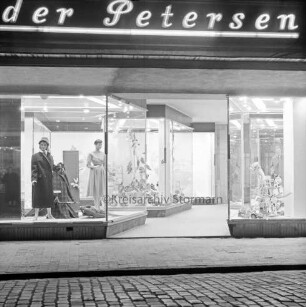 Gebrüder Petersen: Textilhaus: Besttorstraße, Ecke Hude: erleuchtete Schaufenster: darüber Firmenname als Leuchtreklame: im Dunkeln