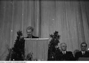 Dresden, Glacisstraße, Tonhalle (Kleines Haus). Öffentliche Sitzung des Stadtrates. Redner Hermann Matern (KPD), 5. Januar 1946
